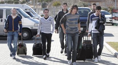 Iniesta, Xavi, Busquets, Puyol y Piqué, del Barcelona, llegan junto a Cesc a Las Rozas.
