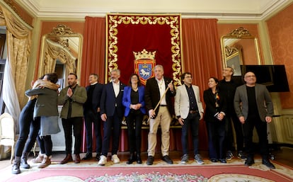 Foto de familia del alcalde de Pamplona con los concejales de EH-Bildu y Geroa Bai.