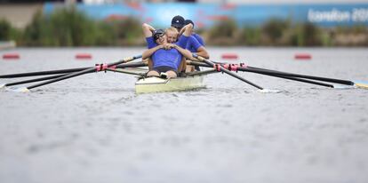 Las ucranianas Yana Dementieva, Anastasiia Kozhenkova, Nataliya Dovgodko y Kateryna Tarasenko celebran su victoria en la final de remo en Eton Dorney.