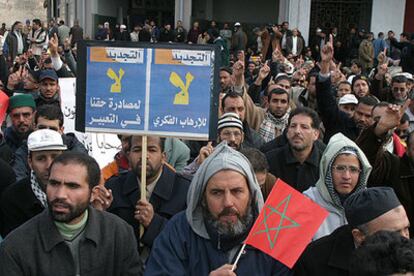 Militantes islamistas se manifiestan ante la sede de la televisión pública marroquí.