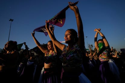 Mujeres levantan sus pañuelos durante una manifestación en contra de la violencia de género, en Santiago, Chile, en marzo de 2022.