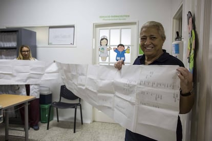 Lucía y Claudia Madrigal sostienen un fragmento de la genealogía de las miles de familias portadoras de la' mutación paisa'.