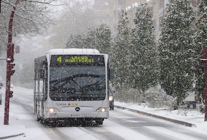 La nieve ocasionó algunos problemas de tráfico en la capital alavesa. En muchas calles, especialmente en las menos transitadas, se formaron placas de hielo por la mañana.