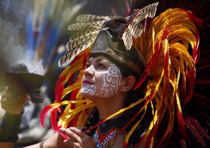 Una mujer ejecuta un ritual durante la inauguración de la Feria de las Culturas Indígenas, en Ciudad de México. El fin de semana se proyectará la película guatemalteca ‘Ixcanul’, un poema en maya sobre la vida cotidiana de una familia indígena.