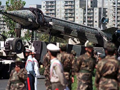 Una versión de menor alcance del misil Shahab-3 es exhibida durante un desfile en Teherán en 1998.