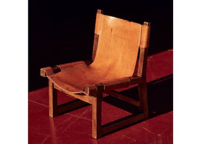 Butaca de la serie Riaza, de Paco Muño (1959), en madera de nogal y asiento y respaldo formados por una única pieza de piel natural, desmontable y cosida a mano con hebillas. Está inspirada en el sillón frailero español renacentista del siglo XVIII. |