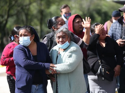 Familiares de una mujer fallecida en la zona del atentado al secretario de Seguridad de Ciudad de México el pasado 26 de junio.