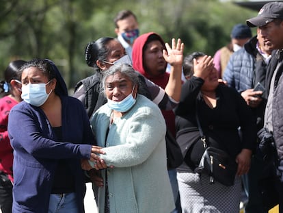 Familiares de Gabriela Gómez, la mujer fallecida en el atentado al secretario de Seguridad Pública de Ciudad de México, Omar García Harfuch, este viernes.