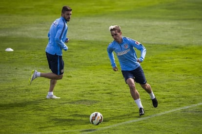 Siqueira y Griezmann, durante el entrenamiento del Atlético.