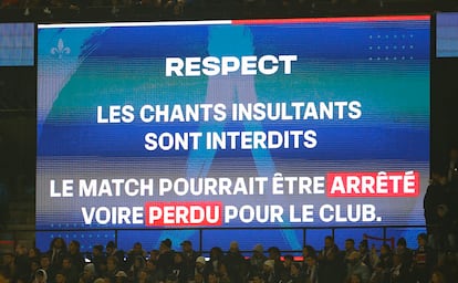 Un vídeomarcador del estadio del PSG avisa de que el choque ante el Lyon podría ser detenido, como así ocurrió.