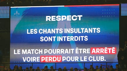 Un vídeomarcador del estadio del PSG avisa de que el choque ante el Lyon podría ser detenido, como así ocurrió.