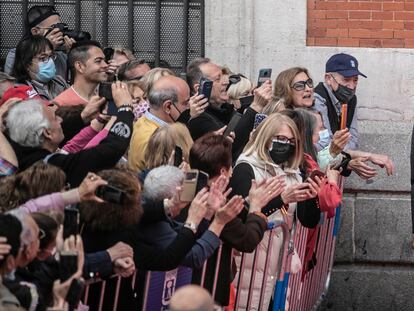 La presidenta de la Comunidad de Madrid, Isabel Díaz Ayuso, acompañada por el presidente del PP, Alberto Núñez Feijóo, tras rendir homenaje a los héroes del Dos de Mayo en la Puerta del Sol este lunes.