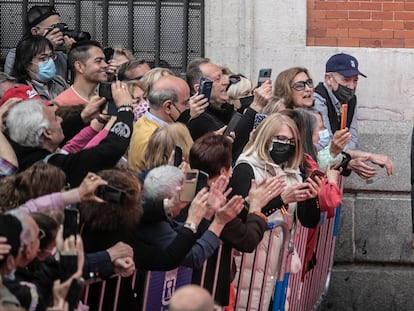 La presidenta de la Comunidad de Madrid, Isabel Díaz Ayuso, acompañada por el presidente del PP, Alberto Núñez Feijóo, tras rendir homenaje a los héroes del Dos de Mayo en la Puerta del Sol este lunes.