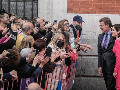 La presidenta de la Comunidad de Madrid, Isabel Díaz Ayuso, acompañada por el presidente del PP, Alberto Núñez Feijóo, tras rendir homenaje a los héroes del Dos de Mayo en la Puerta del Sol este lunes.