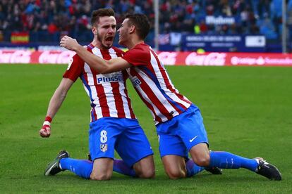 Saúl Niguez (izquierda), del Atlético de Madrid, celebra su gol.