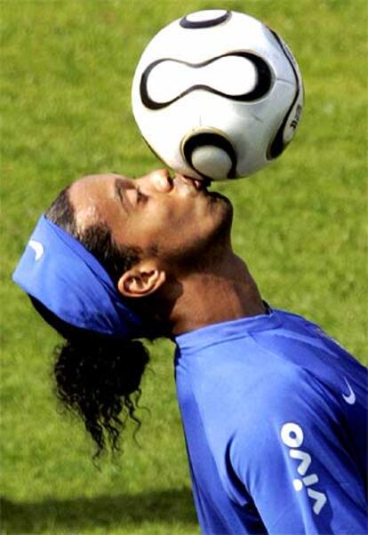 Ronaldinho hace malabarismos con un balón.