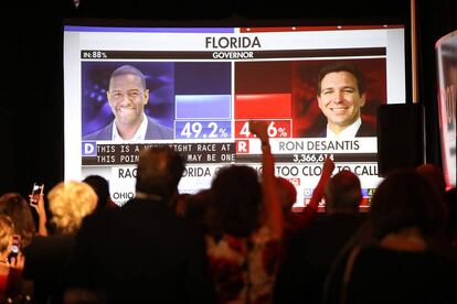 Una multitud sigue el recuento electoral en Florida en noviembre de 2018.  