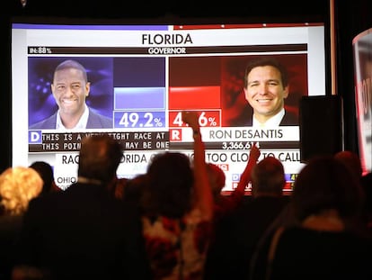 Una multitud sigue el recuento electoral en Florida en noviembre de 2018.  