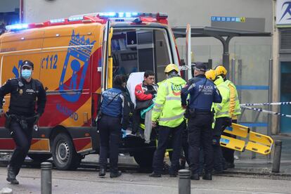 Hay al menos tres fallecidos y un desaparecido tras la explosión en un edificio del centro de Madrid. En la imagen, los servicios sanitarios trasladan en ambulancia a uno de los heridos.