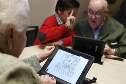 Prueba d ela aplcaci&oacute;n Pupitre, de Santillana, en un centro de mayores de Madrid. 