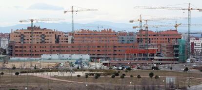 Viviendas en construcci&oacute;n en el bario de Sanchinarro en Madrid