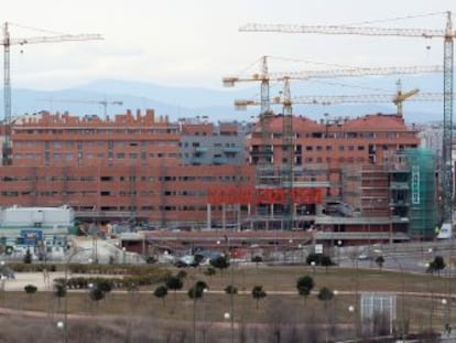 Viviendas en construcci&oacute;n en el bario de Sanchinarro en Madrid