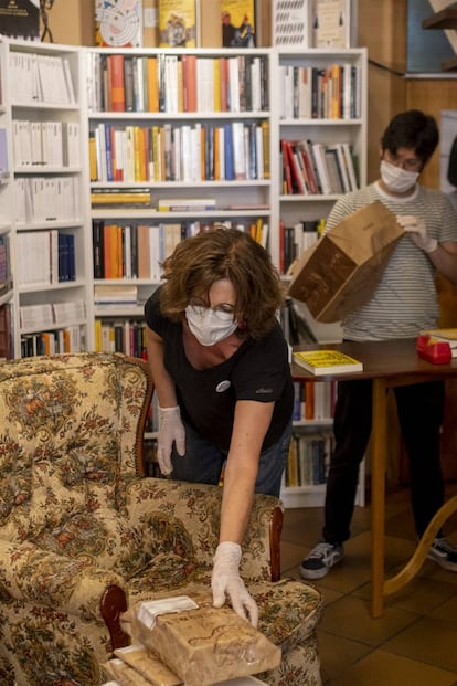 La librería El Gusanito Lector, de Valencia, prepara pedidos de venta online durante la desescalada.