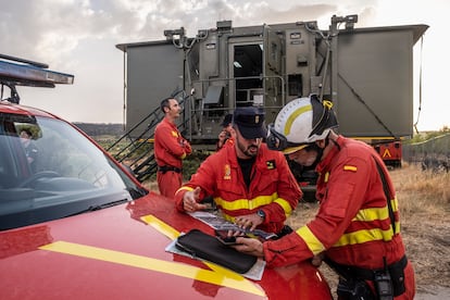 El capitán del tercer batallón de la UME, Pablo modroño (centro), coordina el operativo de grabación del incendio con drones de visión nocturna.
