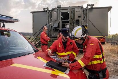 El capitán del tercer batallón de la UME, Pablo modroño (centro), coordina el operativo de grabación del incendio con drones de visión nocturna.

