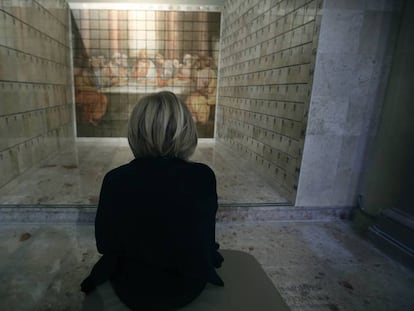 Teresa, ante los columbarios de la catedral de Terrassa.