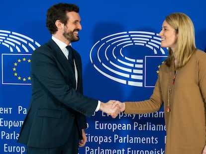 Pablo Casado saluda a la presidenta del Parlamento Europeo, Roberta Metsola, este miércoles en Bruselas.