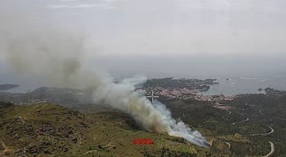 Incendio forestal en Cadaqués (Girona).
