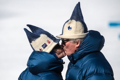 Dos aficionados finlandeses se dan un beso mientras esperan el comienzo de los 15km de esquí de fondo en el Alpensia Cross-Country Centre, en los Juegos Olímpicos de Invierno de Pyeongchang (Corea del Sur), el 16 de febrero de 2018.