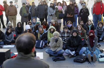 Numerosos alumnos se han reunido hoy en la madrileña Puerta del Sol para asistir a su clase de Derecho Constitucional, impartida por el profesor Antonio Cabo, de la Universidad Complutense de Madrid (UCM), el centro universitario más grande de toda España que alberga a un total de 85.000 estudiantes.