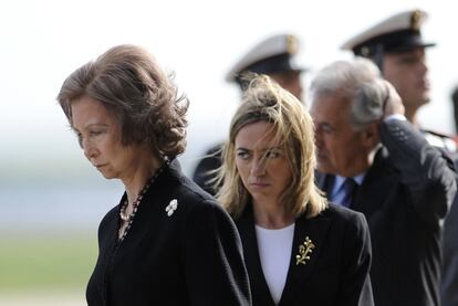 La reina Don Sofía y la ministra de Defensa, en el funeral celebrado en la base de Rota (Cádiz) por los cuatro militares muertos en un accidente de helicóptero.