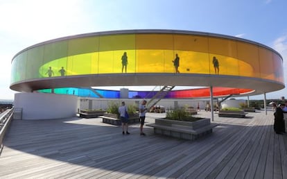 Pasarela multicolor en la terraza del museo ARoS, en Aarhus (Dinamarca), obra del artista dan&eacute;s Olafur Eliasson. 