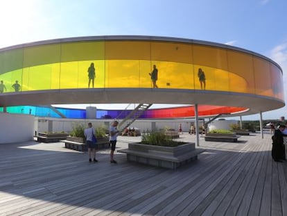 Pasarela multicolor en la terraza del museo ARoS, en Aarhus (Dinamarca), obra del artista dan&eacute;s Olafur Eliasson. 