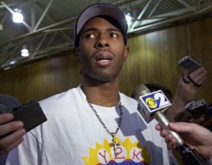 Charlie Ward, jugador de los Knicks, dialoga con la prensa el pasado lunes.