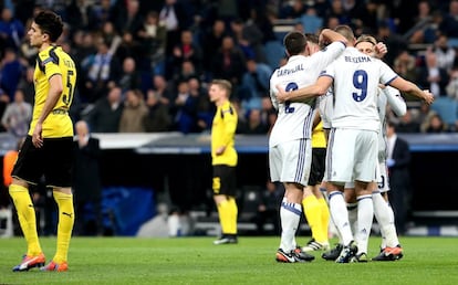 Benzema celebra junto con sus compañeros, el primer go en el partido entre el Real Madrid y el Borussia de Dortmund.