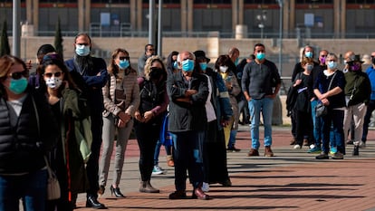 Varios ciudadanos esperan para ser vacunados contra la covid, el pasado 24 de enero en Jerusalén.