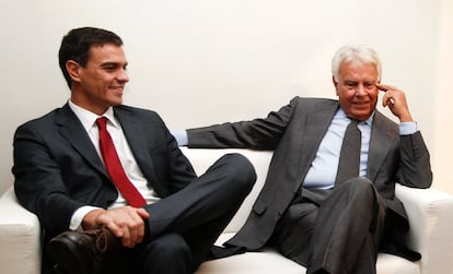 El secretario general del PSOE, Pedro Sánchez, con el expresidente Felipe González en julio de 2015.