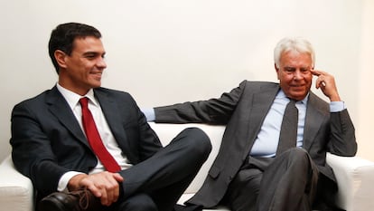 El secretario general del PSOE, Pedro Sánchez, con el expresidente Felipe González en julio de 2015.