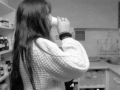 Una joven, en una imagen de archivo, toma metadona en una farmacia de Bilbao.