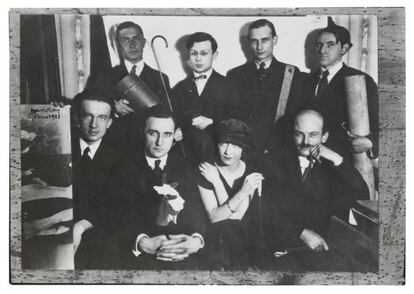 El grupo dadá en 1992. Fotografía de 13,7 x 26 cm. Arriba, de izquierda a derecha: Paul Chadourne, Tristan Tzara, Philippe Soupault y Serge Charchoune. Abajo: Paul Eluard, Jacques Rigaut, Mic Soupault, Georges Ribemont-Dessaignes.