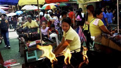 Un puesto de velas junto a la iglesia de Quiapo, la basílica menor de Manila.