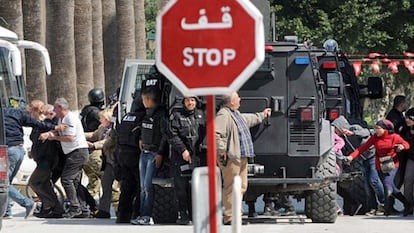 Policías tunecinos liberan a varios rehenes este miércoles.
