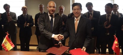 El secretario de Estado de Comercio, Jaime Garc&iacute;a Legaz (i), y el viceministro de Comercio de China, Zhong Shan, ayer en Madrid. 