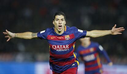 Luis Suarez celebra su gol, el segundo del Barça
