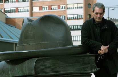 Paul Auster fotografiado junto a una escultura en Oviedo, un día antes de recibir el Premio Príncipe de Asturias a las Letras 2006. 