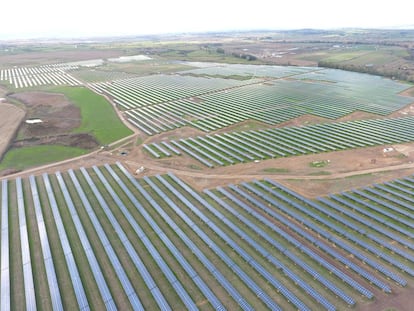 Vista aérea de una planta fotovoltaica en Sartalejo (Cáceres).